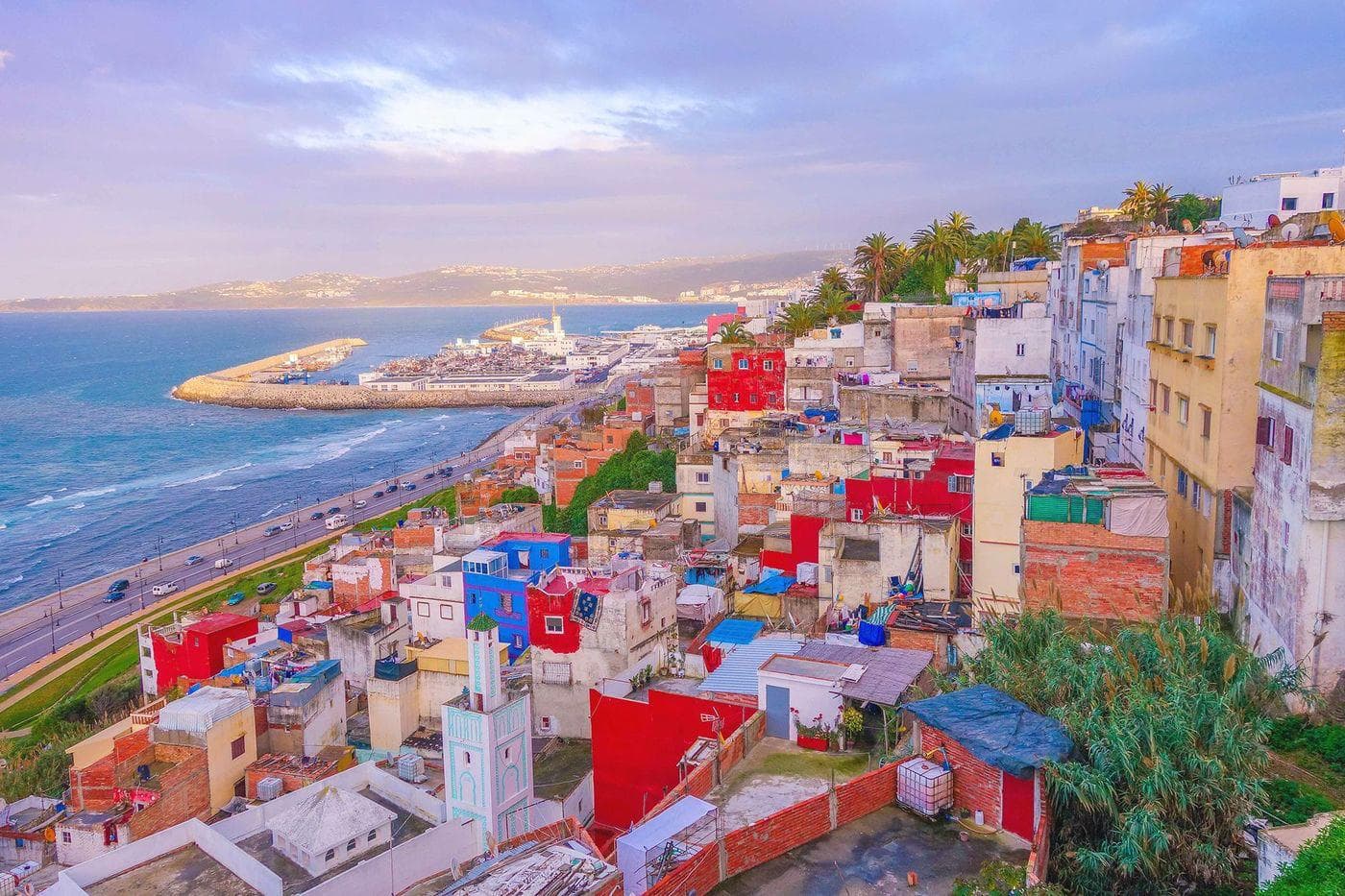 Vue de Tanger, de ses maisons color?es et de son port au bord de la mer